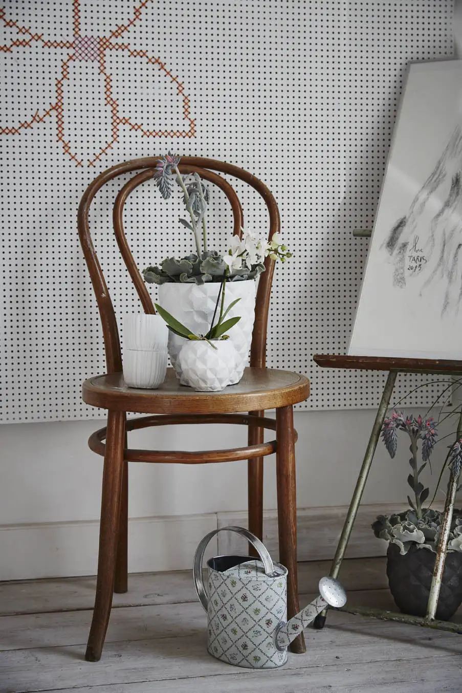 Indoor Lux Heraldry Ball Planter (White) - 18cm Dia - Image 4