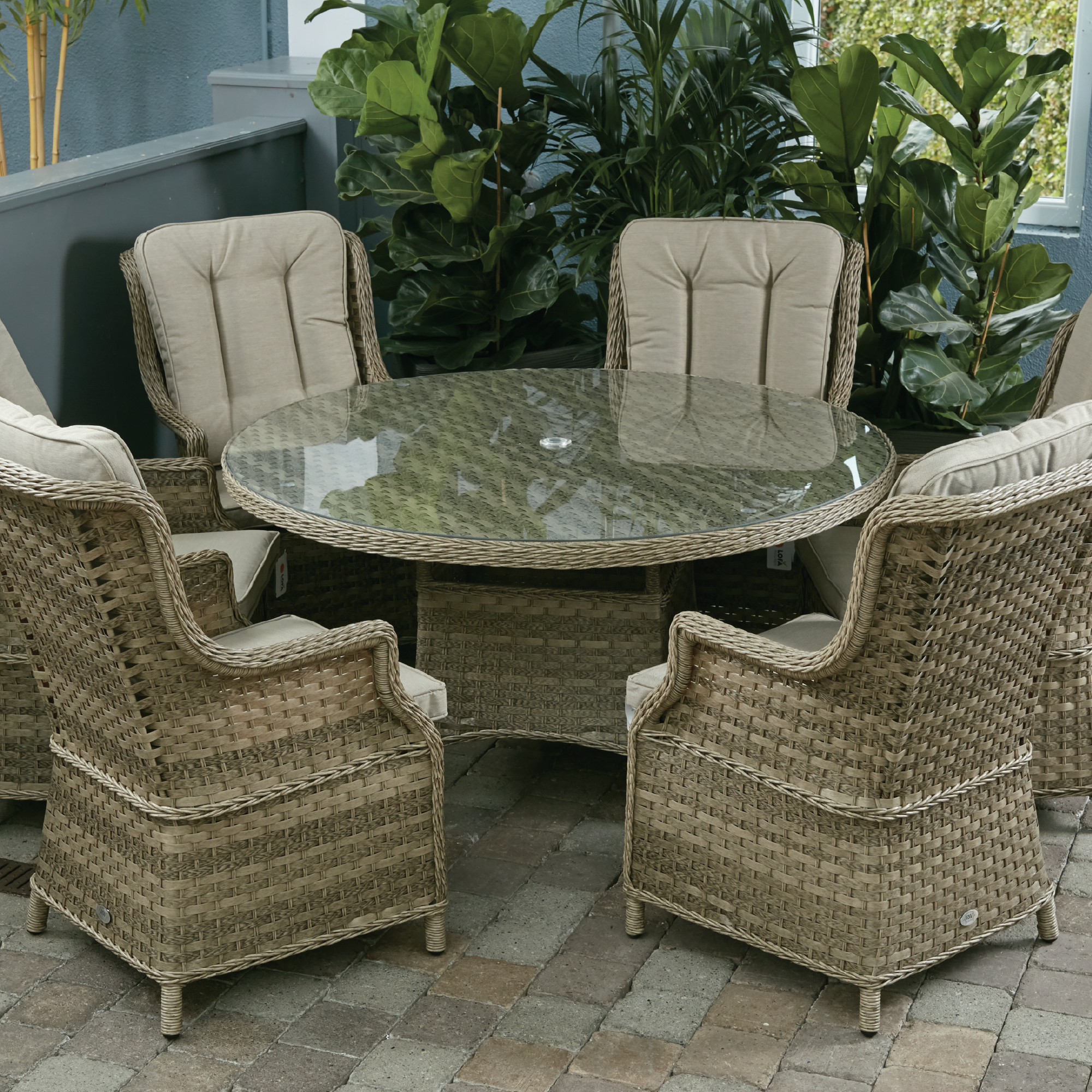 Hampton - 6 Seat Set With 135cm Round Table (Sand Colour Cushions)